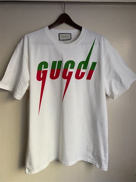 use gucci logo on shirt